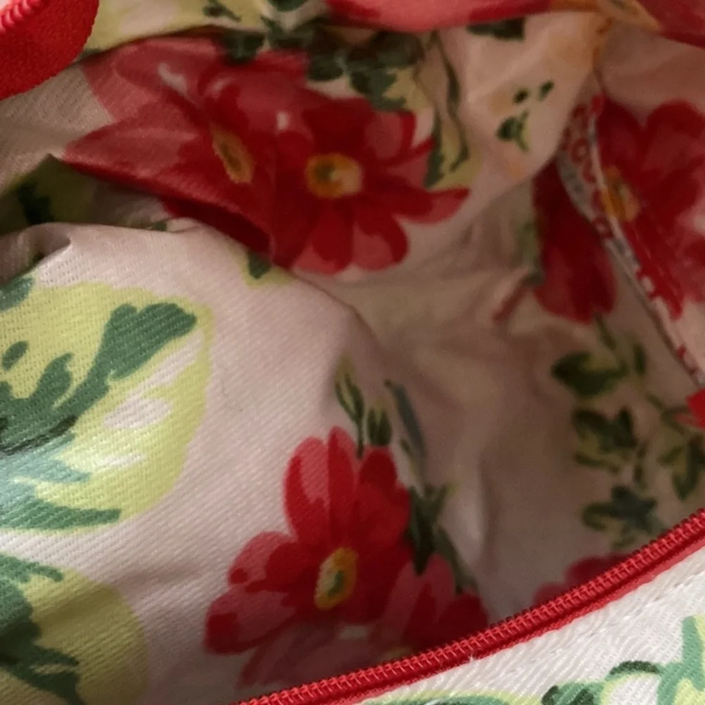 NWOT Set of 2 flora makeup or toiletry bags, large 12” small 10”, matching set